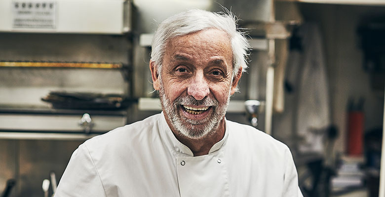 Gérard Idoux dans son restaurant Le Récamier, à Paris. Le chef emblématique de la cuisine pariisienne, haut lieu des médias, de la culture et de la politique est mort.